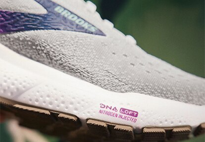 Primo piano di una scarpa Brooks che mette in evidenza la tecnologia DNA LOFT